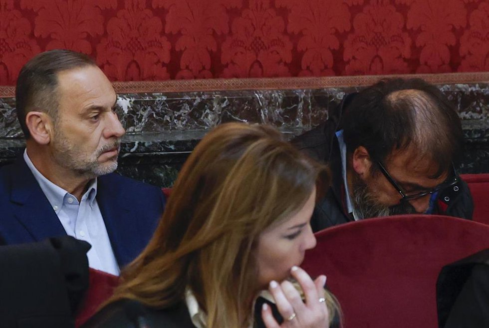 El exministro José Luis Ábalos (i) y su exasesor Koldo García (d) en el banquillo de los acusados durante el juicio por el 'caso mascarillas' en el Tribunal Supremo, a 7 de abril de 2026, en Madrid (España).