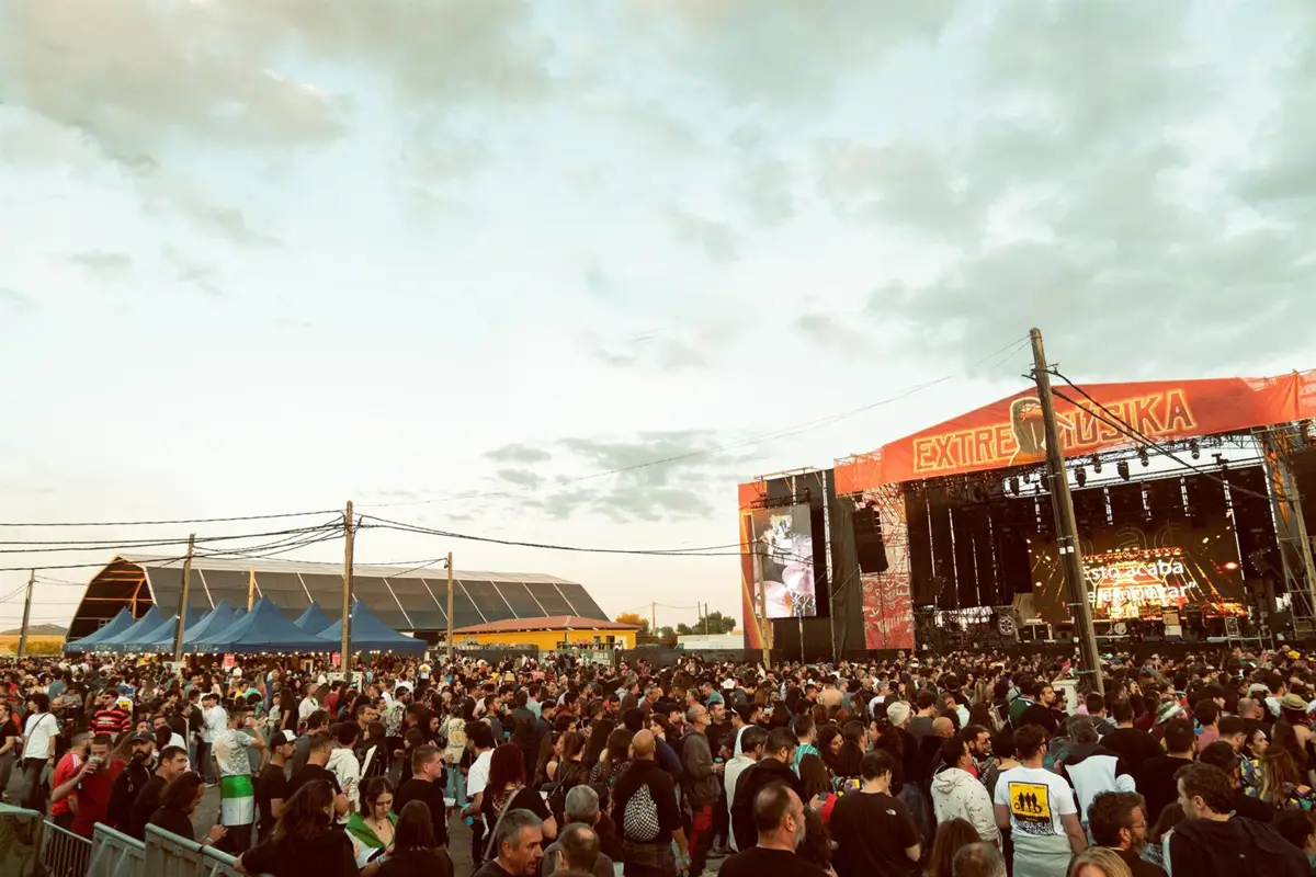 Asistentes a la última jornada del festival Extremúsika 2026, a 2 de mayo de 2026 en Cáceres.