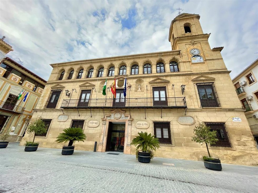 Archivo - Fachada del Ayuntamiento de Alcalá la Real.