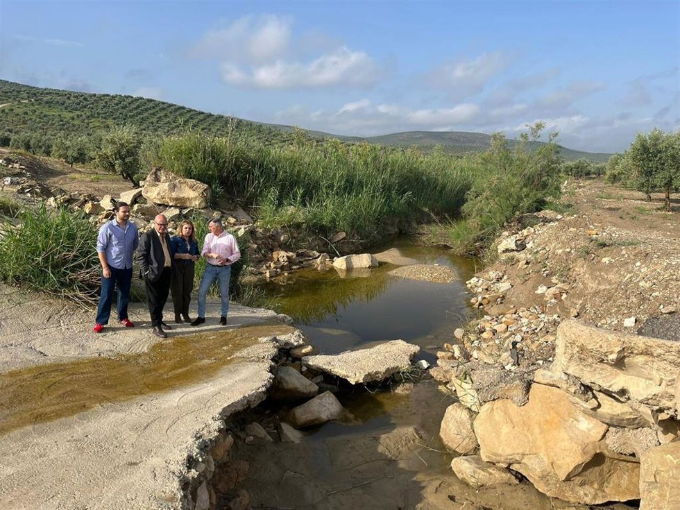 El subdelegado del Gobierno en Jaén, Manuel Fernández, ha realizado una visita técnica junto a la alcaldesa de Santiago de Calatrava, Rocío Zamora, para conocer el estado de conservación de distintos caminos rurales.