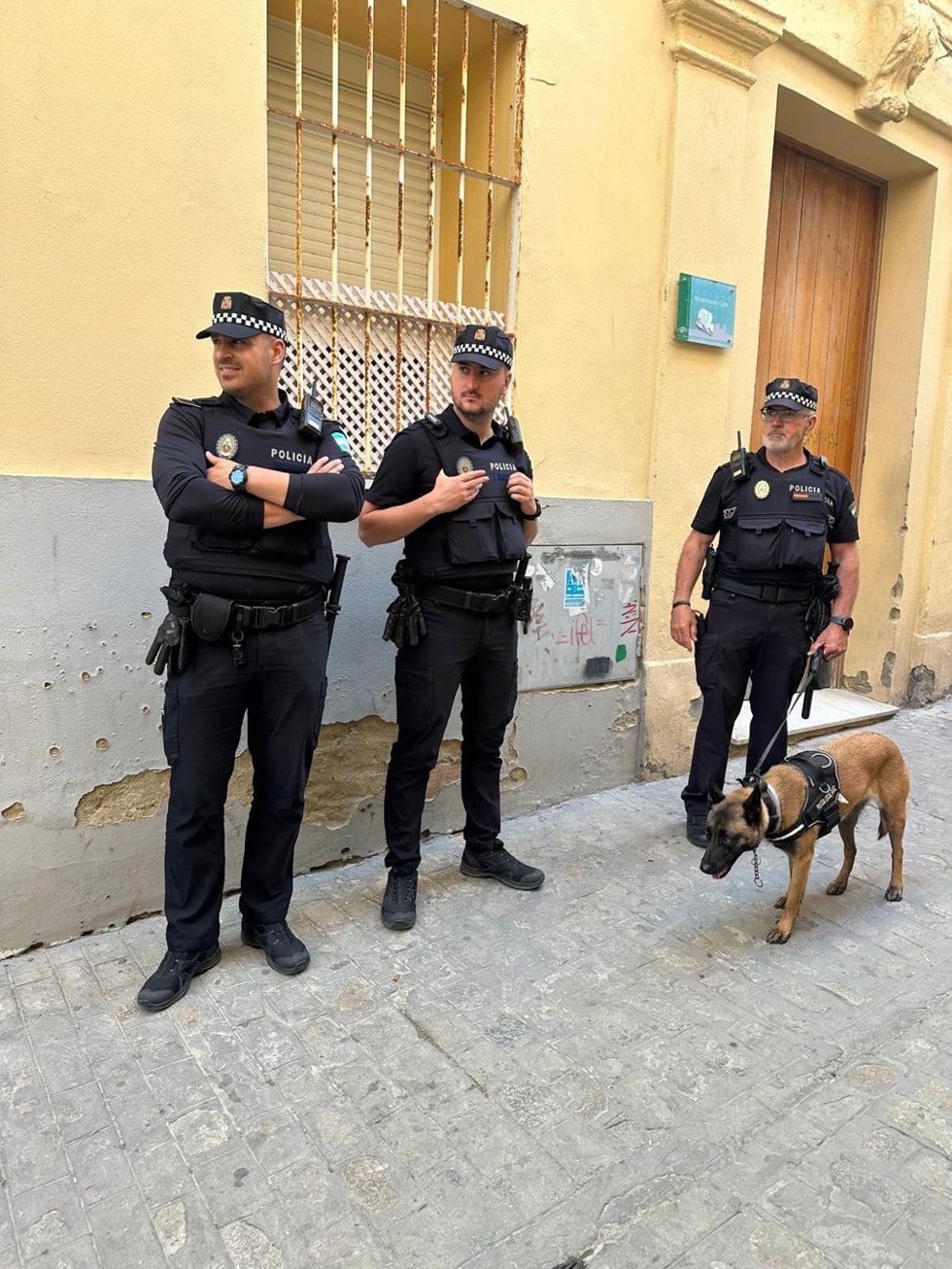 Imagen del plan de detección de sustancias estupefacientes con un perro especializado en Cádiz.