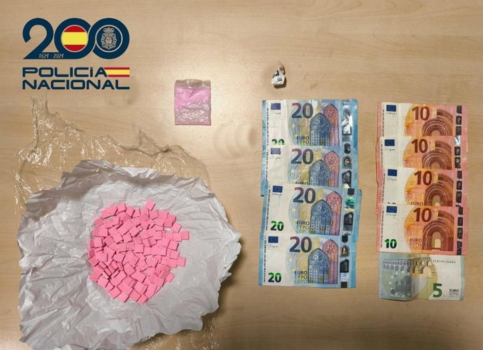Sustancias y billetes intervenidos al detenido en Eivissa.