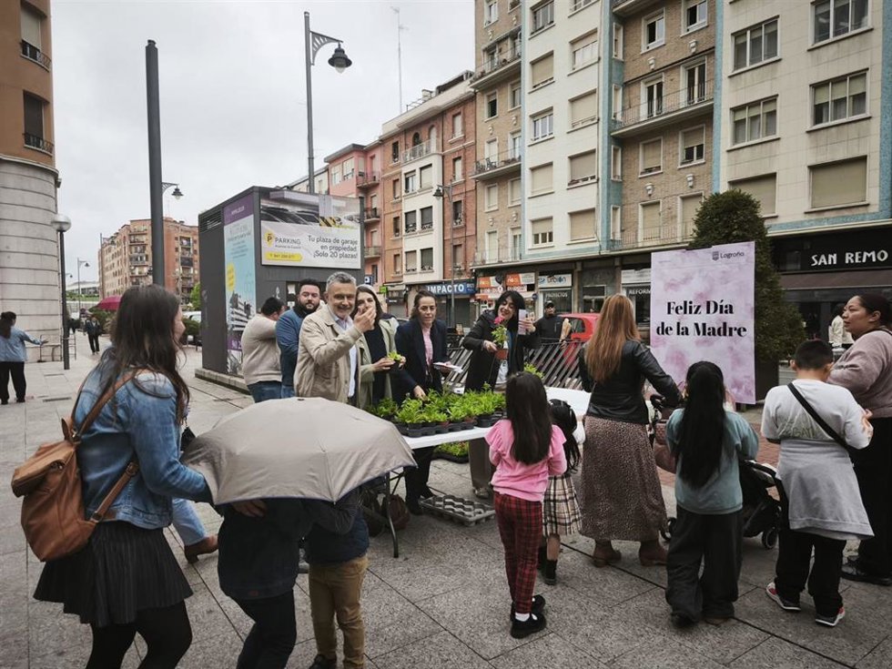 Logroño reparte, por segundo año, plantas del vivero municipal para celebrar el Día de la Madre.