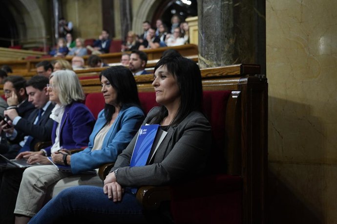 La diputada i presidenta d'Aliança Catalana, Silvia Orriols (d).