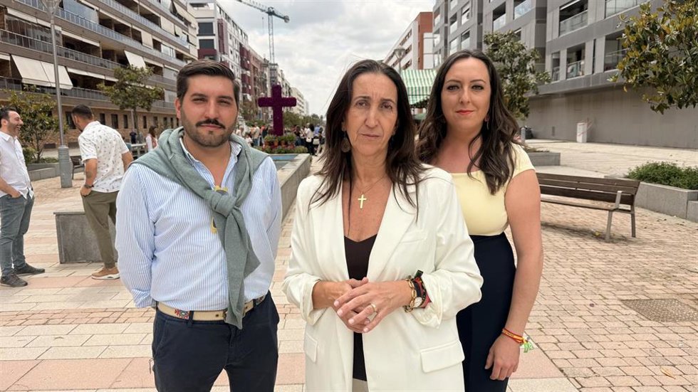 Representantes de Vox en las Cruces de Mayo de Córdoba.