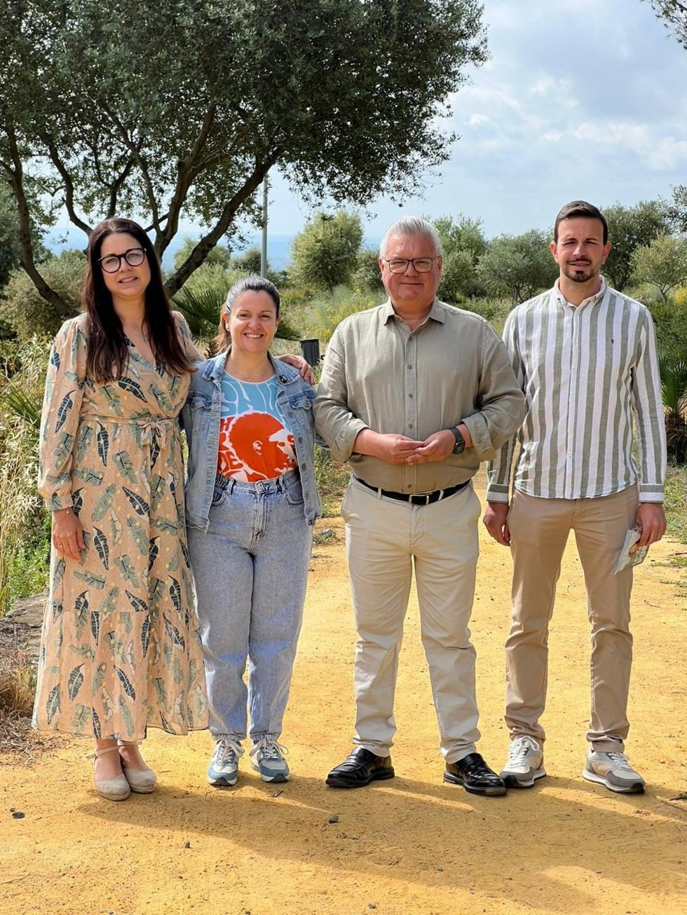 El candidato por el PSOE de Córdoba al Parlamento andaluz en las elecciones del 17 de mayo Esteban Morales participa en un reparto electoral en Hornachuelos junto a la también candidata Irene Pérez.