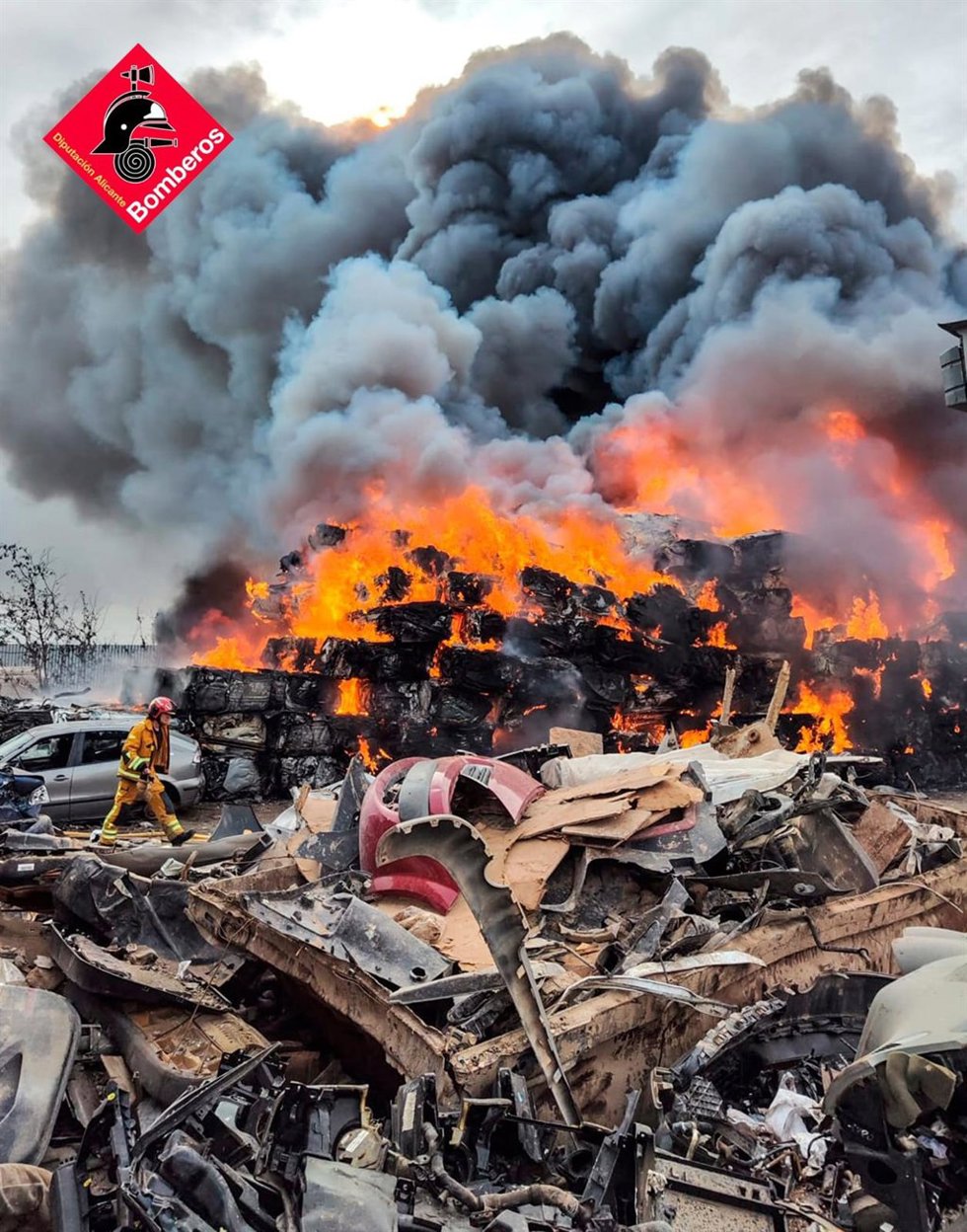 Incendio en un desguace de Orihuela (Alicante)