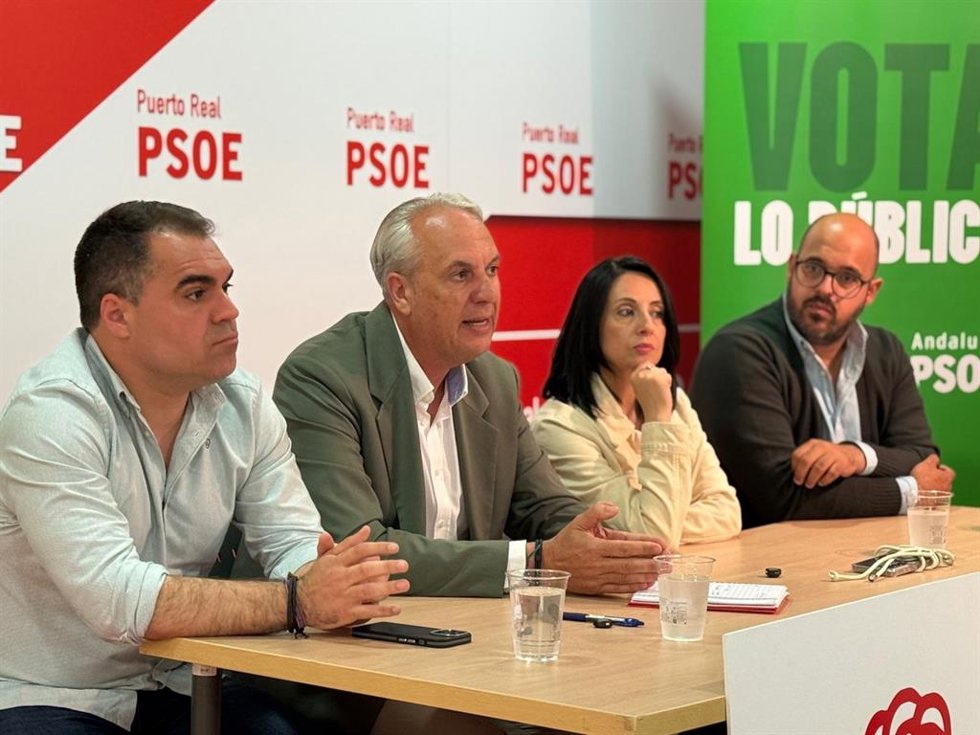 El secretario general del PSOE de Cádiz, Juan Carlos Ruiz Boix (ci), la secretaria de Organización del PSOE, Rebeca Torró (cd), el cabeza de lista por Cádiz, Juan Cornejo (i), y el secretario local en Puerto Real, Carlos Salguero (d), en un acto.
