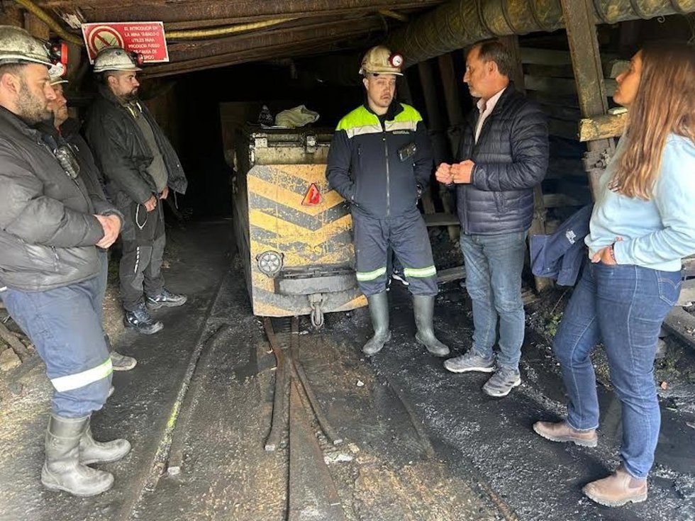 Representantes del PP con los mineros encerrados