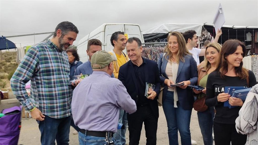 El candidato del PP de Almería al Parlamento Andaluz, Pablo Venzal, en un reparto electoral.