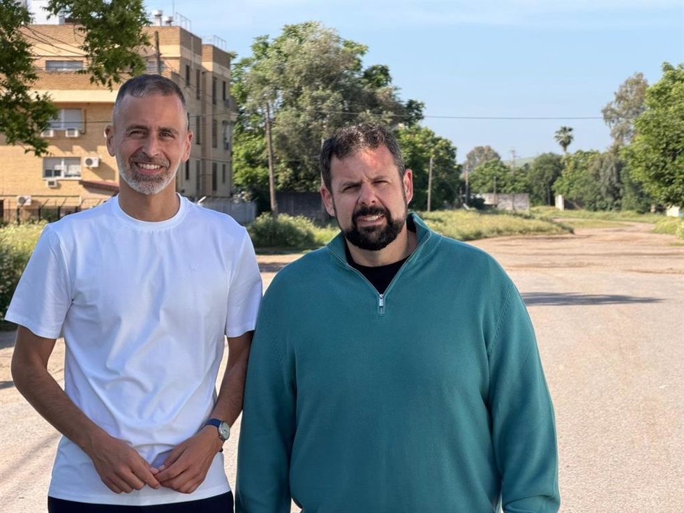 El candidato del PSOE por la provincia de Córdoba a las elecciones andaluzas del 17 de mayo Mariano Poyato y el concejal Ángel Ortiz en el Cordel de Écija.