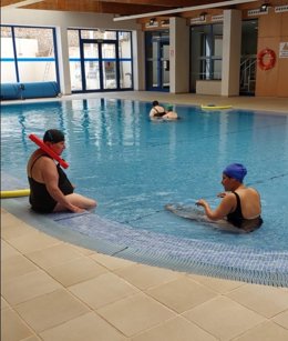 Dos usuarias en la piscina terapéutica de la residencia de Can Raspalls.
