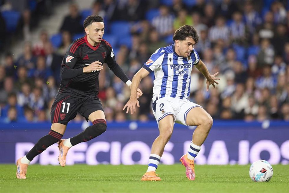 Archivo - Jon Aramburu y Rubén Vargas en el Real Sociedad-Sevilla FC de la primera vuelta en Anoeta