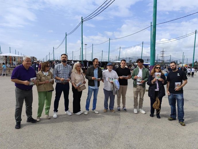 El secretario de Política Institucional del PSOE de Andalucía y candidato por Málaga a las elecciones andaluzas, Dani Pérez, junto a otros militantes del PSOE en un reparto de propaganda electoral.