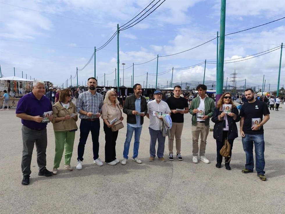 El secretario de Política Institucional del PSOE de Andalucía y candidato por Málaga a las elecciones andaluzas, Dani Pérez, junto a otros militantes del PSOE en un reparto de propaganda electoral.