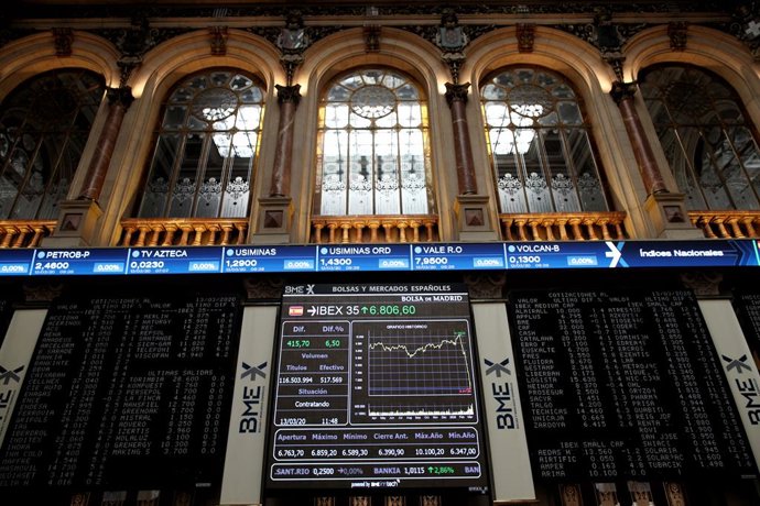 Archivo - Paneles con datos actualizados de la Bolsa Española un día después de sufrir un desplome del 14,06% debido a la crisis del coronavirus, considerado ya el mayor desplome de su historia, en Madrid (España), a 13 de marzo de 2020.