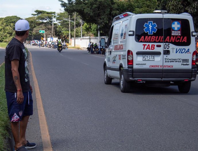 Archivo - Arquivo - 11 de maio de 2021, Cartago, Vale do Cauca, Colômbia: Uma ambulância passa enquanto pessoas aguardam o abastecimento de gasolina na estrada entre Cartago e Zaragoza, no Vale do Cauca, em 11 de maio de 2021, em meio a protestos e bloque