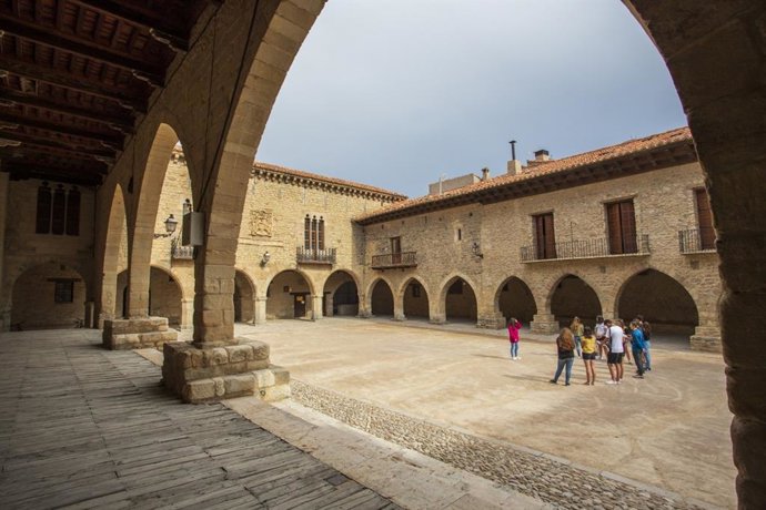 Archivo - Plaza de Cantavieja (Teruel)