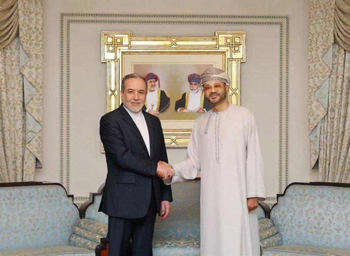 Archivo - El ministro de Exteriores de Irán, Abbas Araqchi, y su homólogo de Omán, Badr al Busaidi, se reunen en Mascate (imagen de archivo) 