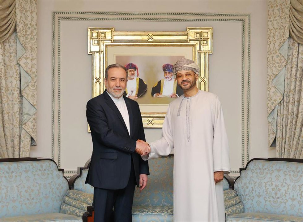 Archivo - El ministro de Exteriores de Irán, Abbas Araqchi, y su homólogo de Omán, Badr al Busaidi, se reunen en Mascate (imagen de archivo) 