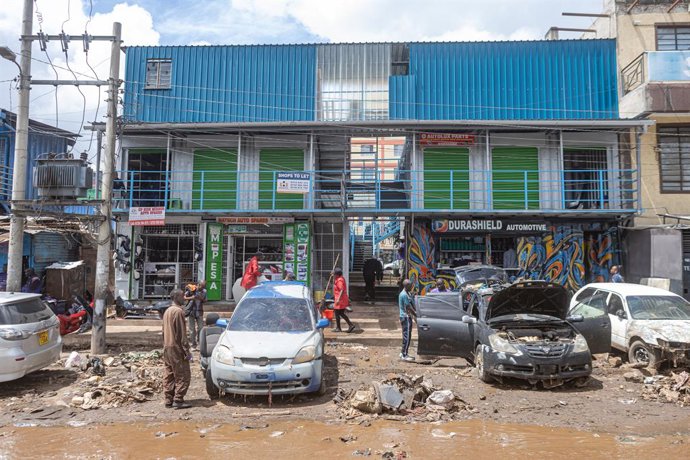 Archivo - March 9, 2026, Nairobi, Kenya: Traders and mechanics return to normal operations along the banks of the Nairobi River near the second-hand auto parts market on Grogan Road after flooding disrupted businesses in the area. Heavy rains that pounded