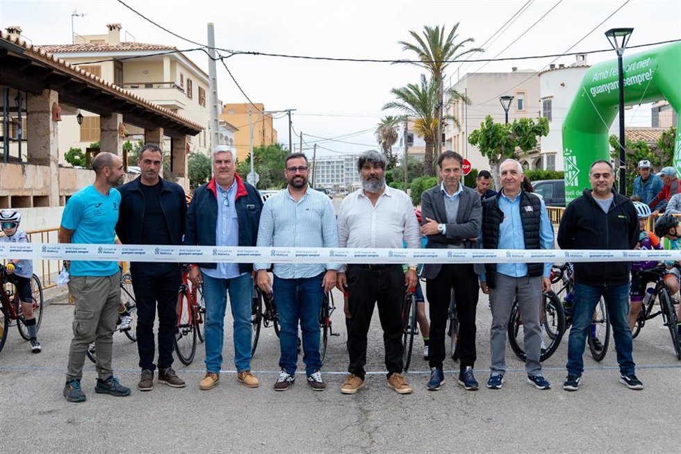 Representantes del Consell de Mallorca, el Ayuntamiento de ses Salines y la Federación Ciclista de Baleares en el inicio de la prueba ciclista.