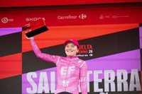 La suiza Noemi Rüegg se enfunda el maillot rojo en el estreno de La Vuelta Femenina