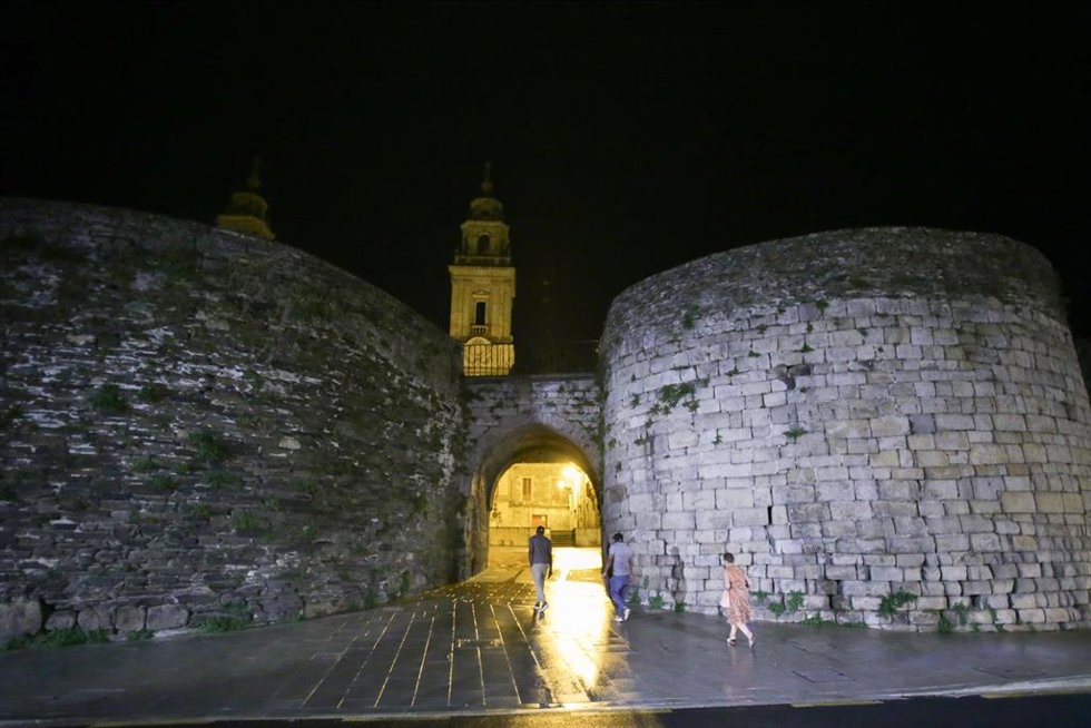 Archivo - Varias personas caminan por la muralla romana de Lugo 