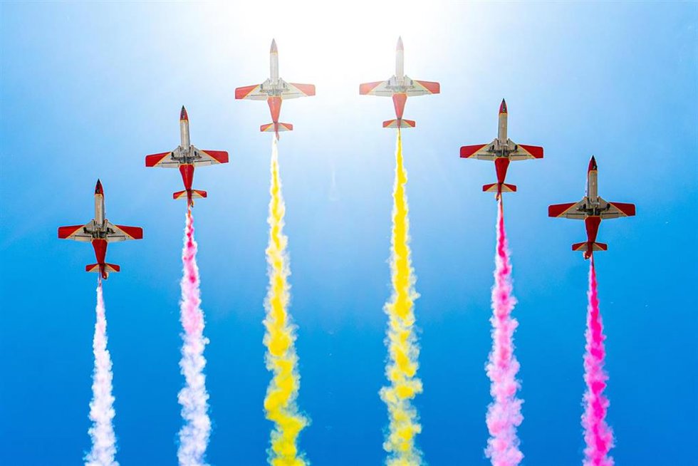 Archivo - El grupo de vuelo acrobático del Ejército del Aire y del Espacio Español, La Patrulla Águila sobre vuela el circuito de Jerez, a 28 de abril de 2024 en Cádiz (Andalucía, España).