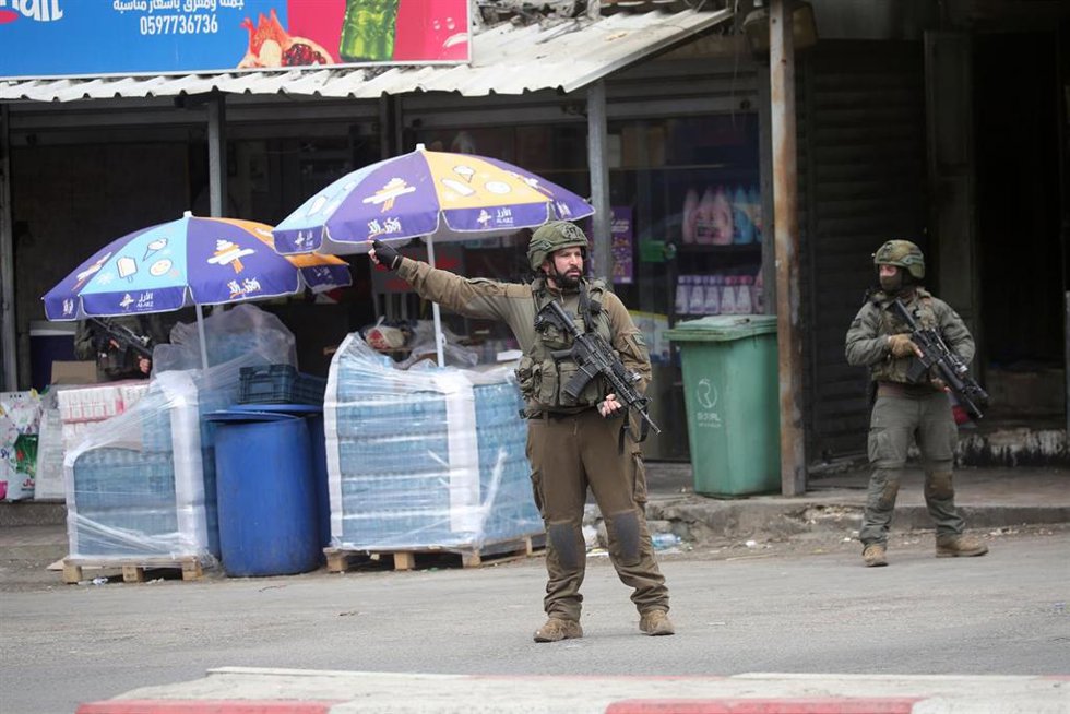Un militar israelí durante una operación en el campo de refugiados palestino de Al Ain, en Nablús (Cisjordania) 