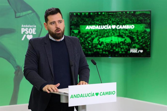 Archivo - El secretario adjunto de Organización del PSOE-A, Alejandro Moyano, en rueda de prensa. (Foto de archivo).