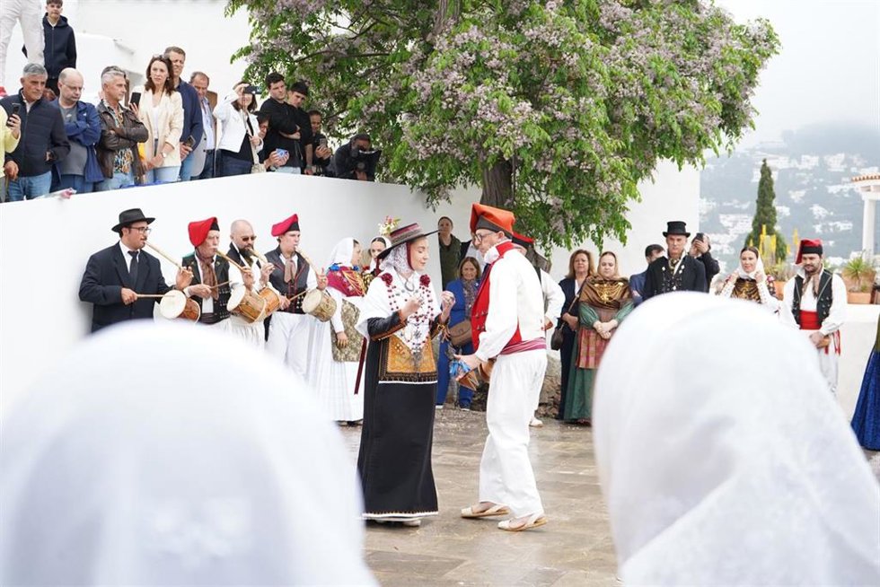 Demostración de 'ball pagès' en las Fiestas de Mayo de Santa Eulària des Riu.