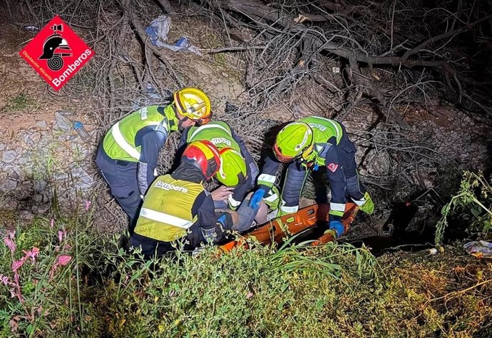 Bomberos del Consorcio Provincial de Alicante han rescatado a un hombre y su perro en la zona de El Cabezo, en las proximidades de las Coves de Canelobre, en el término municipal de Busot.