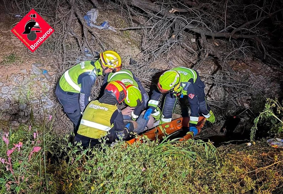 Bomberos del Consorcio Provincial de Alicante han rescatado a un hombre y su perro en la zona de El Cabezo, en las proximidades de las Coves de Canelobre, en el término municipal de Busot.