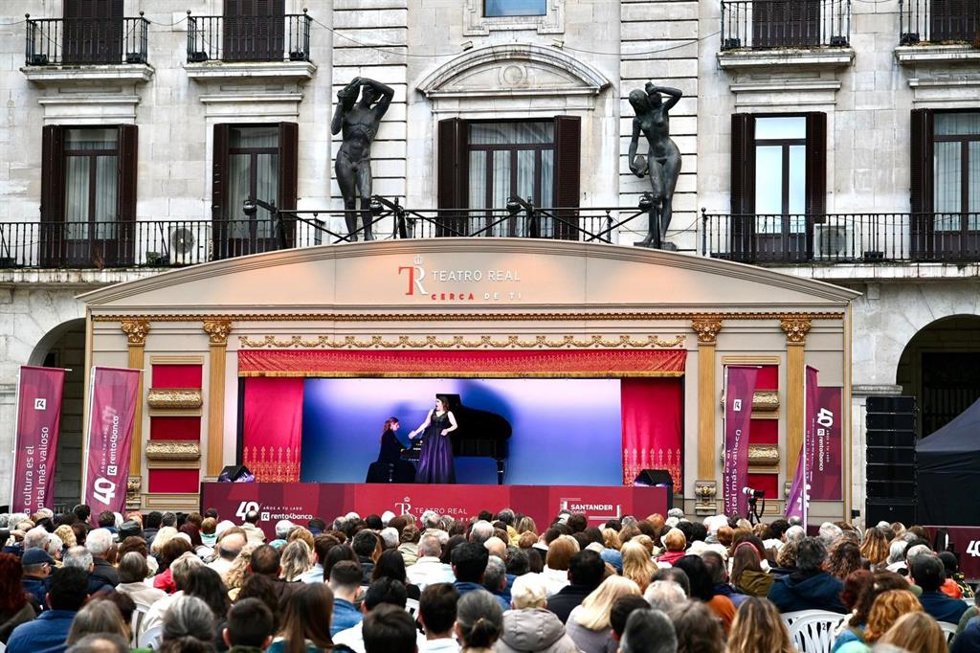 Lleno en la Porticada para presenciar el concierto lírico de la Carroza del Teatro Real