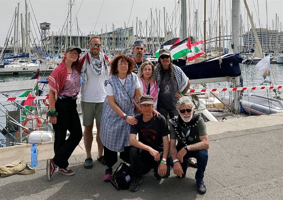 La activista Sandra Garrido (en el centro), junto al resto de integrantes de la delegación gallega de la Global Summud Flotilla.