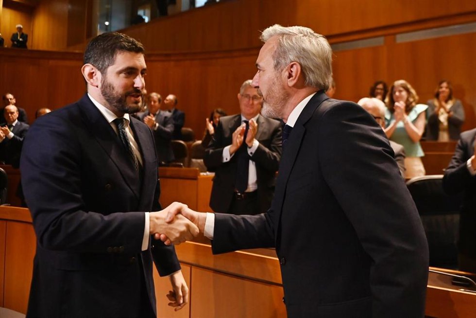 El presidente del Gobierno de Aragón en funciones, Jorge Azcón, saluda al portavoz de Vox en las Cortes de Aragón, Alejandro Nolasco, durante el Pleno de las Cortes de Aragón, a 29 de abril de 2026, en Zaragoza, Aragón (España). 