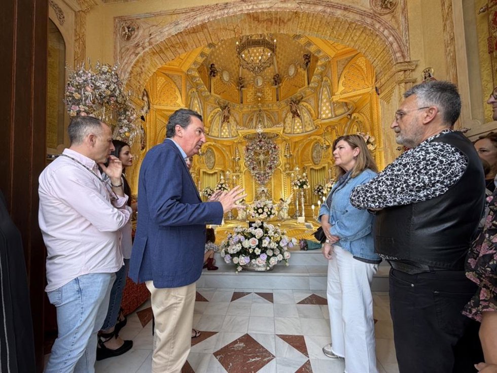El candidato número dos del Partido Popular por la provincia de Huelva a las elecciones andaluzas, Manuel Andrés González, en las Cruces de Mayo de Bonares.