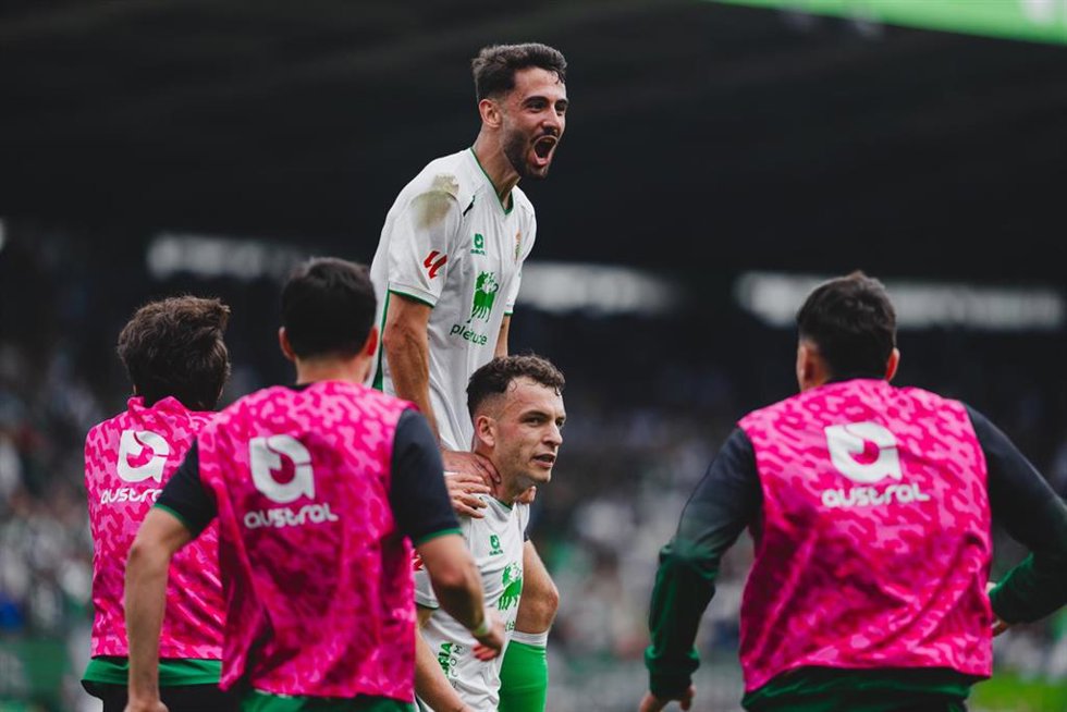 Igual felicita al Racing por ganar al Huesca y anima a los santanderinos a "engalanar" la ciudad de verdiblanco