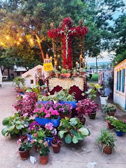 Cruz de Mayo de la Hermandad del Descendimiento de Córdoba, en los Jardines de la Virgen del Rocío.
