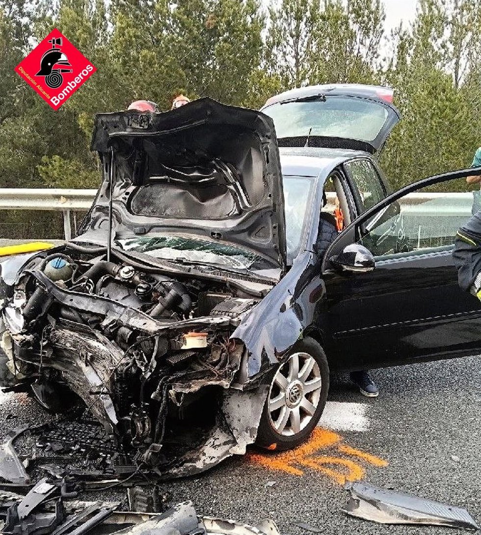 Varias personas han resultado heridas --dos mujeres de 69 y 47 años y un hombre de 79-- en una colisión frontal acaecida en la tarde de este domingo en el km 480 de la Autovía A-7, a su paso por el término municipal de Tibi (Alicante).