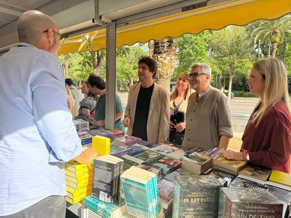 El secretario general del PSOE de Málaga y candidato número uno al Parlamento andaluz, Josele Aguilar, en la Feria del Libro de Málaga.