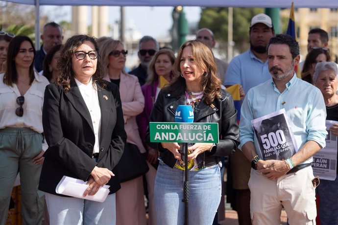 La presidenta del PP de Málaga, Patricia Navarro, en un acto junto a la candidata popular a las elecciones autonómicas Amalia Liñán y residentes de Venezuela en la provincia.