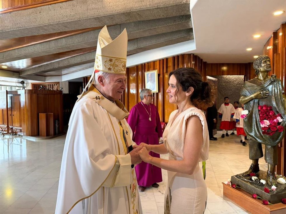 La presidenta de la Comunidad de Madrid, Isabel Díaz Ayuso, junto al cardenal arzobispo de la Arquidiócesis Primada de México, Carlos Aguiar.