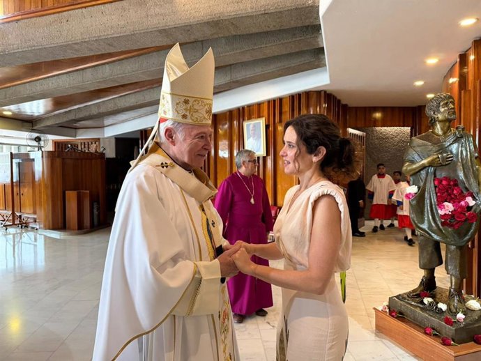 La presidenta de la Comunidad de Madrid, Isabel Díaz Ayuso, junto al cardenal arzobispo de la Arquidiócesis Primada de México, Carlos Aguiar.
