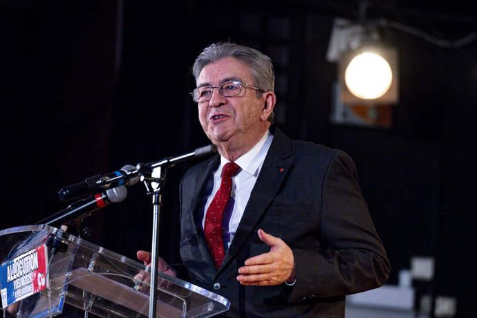 Archivo - Arquivo - 9 de janeiro de 2026: Jean-Luc Mélenchon profere um discurso durante o banquete republicano de boas-vindas organizado por Gabriel Amard em Villeurbanne, em 9 de janeiro de 2026. Foto: Sandrine Thesillat / PsNewZ