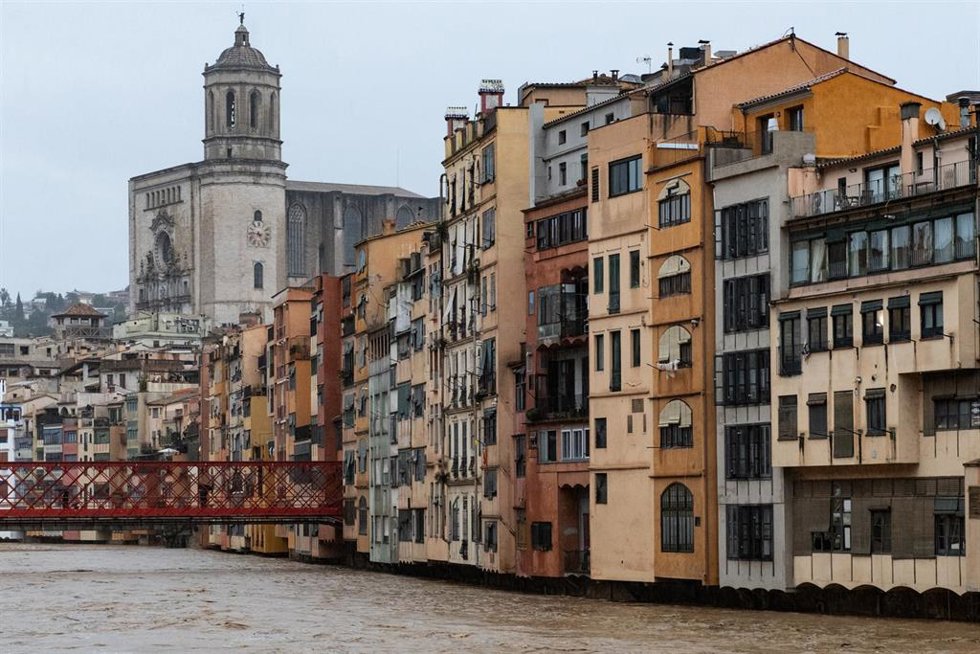 Archivo - Crecida del río Onyar, a su paso por el centro de la ciudad, a 20 de enero de 2026, en Girona, Catalunya (España)