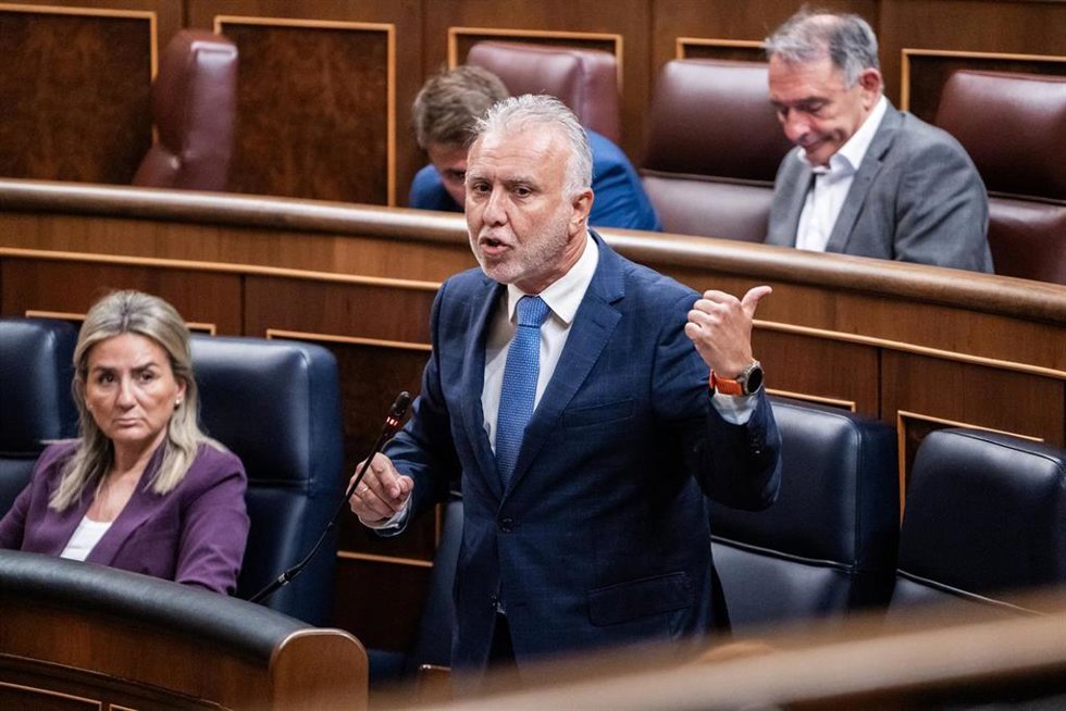El ministro de Política Territorial, Ángel Víctor Torres, durante una sesión plenaria en el Congreso, a 29 de abril de 2026, en Madrid (España). La sesión de control se centra en la política económica, la gestión de fondos europeos y la situación territor