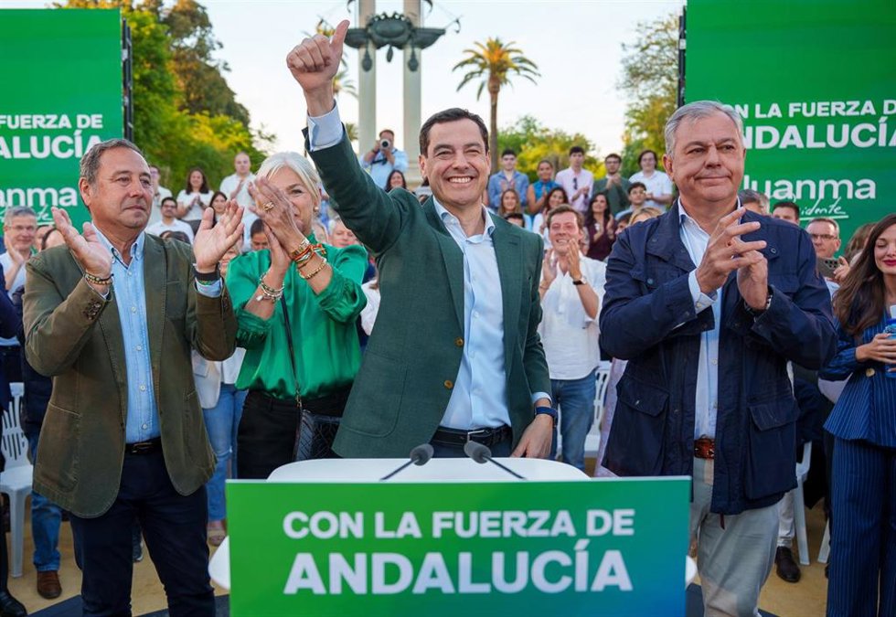 El presidente del PP de Andalucía y candidato a la reelección a la Junta, Juanma Moreno (2d), interviene en el inicio de campaña para las elecciones de 17M. A 30 de abril de 2026 en Sevilla, Andalucía (España)