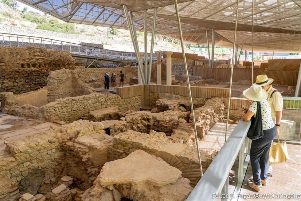 Archivo - Turistas visitan el Barrio del Foro Romano